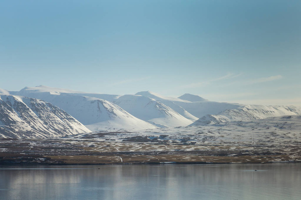 Зимовий гірський природний пейзаж над озером
 - Фото, зображення