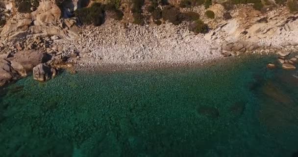 Letecký záběr, transparentní rajský moře a bílé kameny na břehu v Ostrov Elba v Itálii, 4k - Záběry, video