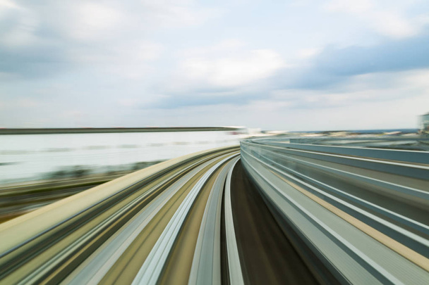 Monorail junan radan liikkuminen hämärtynyt liike
 - Valokuva, kuva