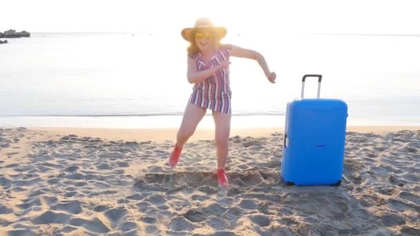 Feliz joven viajera baila en la playa
 - Imágenes, Vídeo