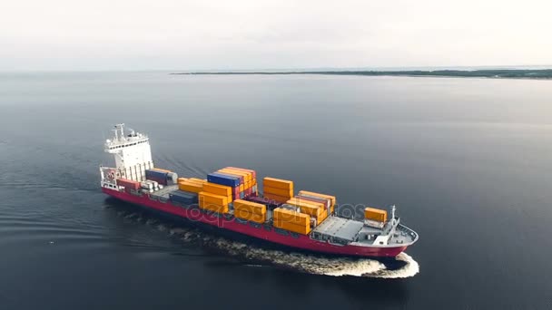 Riesiges Containerschiff schwimmt im Meer - Filmmaterial, Video