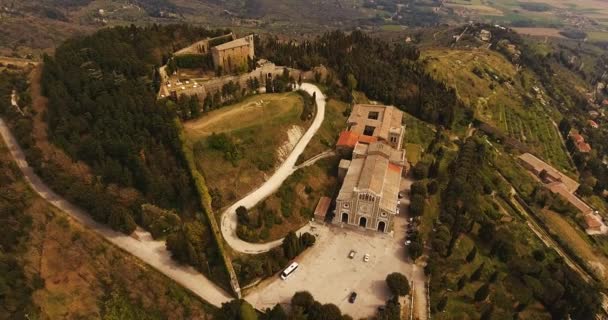 Aerial shot, Basilica di Santa Margherita ja Medicin linnoitus Girifalco Cortonassa Toscanassa, Italia, 4K
 - Materiaali, video