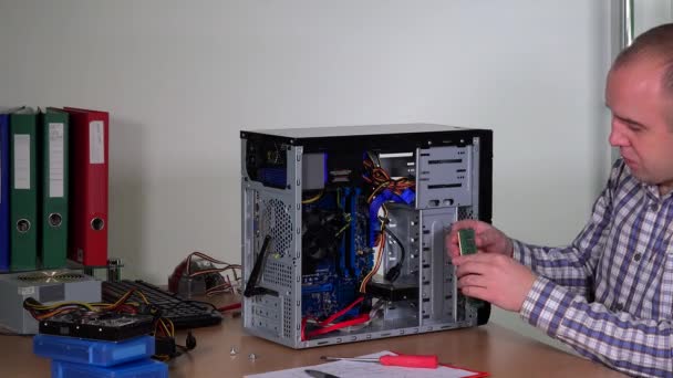 Techniker Kerl Upgrade Desktop-PC-ram - Filmmaterial, Video