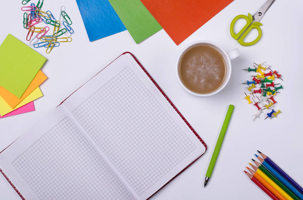 Iskolai és irodai kellékek, jegyzetfüzet és kávé pohár fehér bac - Fotó, kép