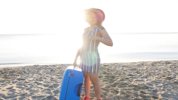 Onnellinen nuori nainen lomalla matkalaukku näyttää peukalot ylös
 - Materiaali, video