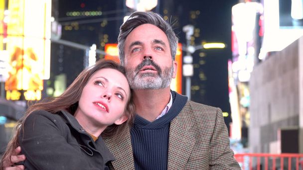Ζευγάρι στην ημερομηνία νύχτα στη Νέα Υόρκη Times Square - Φωτογραφία, εικόνα