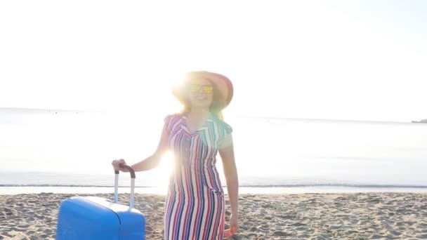 Onnellinen nuori nainen lomalla matkalaukku näyttää peukalot ylös
 - Materiaali, video