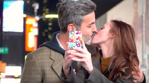 Fidanzato e fidanzata prendere baci selfie
 - Foto, immagini