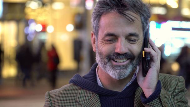 Mann telefoniert in New York - Foto, Bild