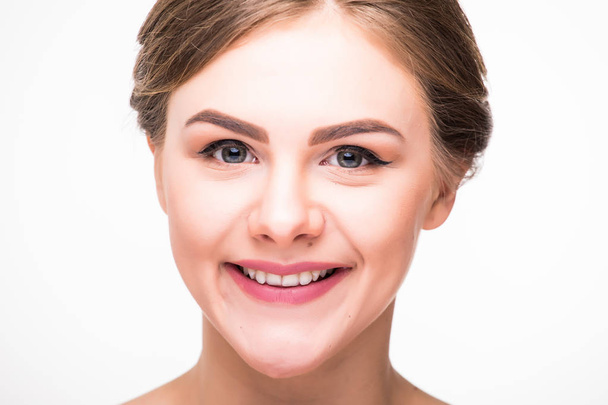 Piękna kobieta twarz portret kosmetyczny zdrowe koncepcja białe tło - Zdjęcie, obraz