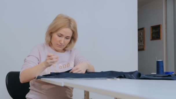Profesionální krejčí, módní návrhář pracující v šicím studiu - Záběry, video
