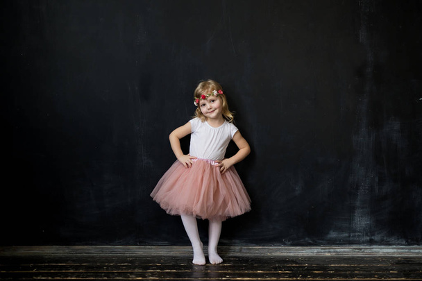 ピンクの緑豊かなチュール スカートで、かわいい女の子 - 写真・画像