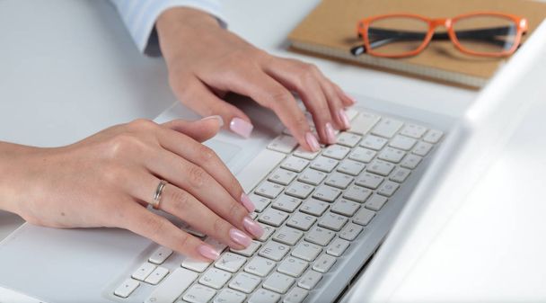 Woman working on laptop, sitting at the desk - Foto, Bild