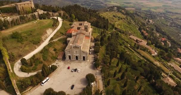 Tiro aéreo, basílica de Santa Margherita e fortaleza Medici de Girifalco em Cortona, na Toscana, Itália, 4K
 - Filmagem, Vídeo