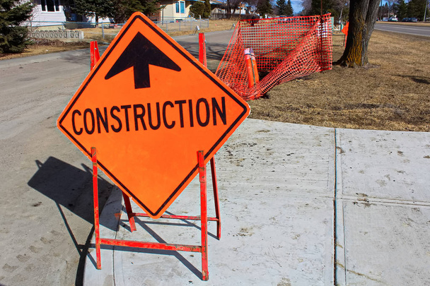 Construction temporaire avant panneau sur un trottoir
 - Photo, image