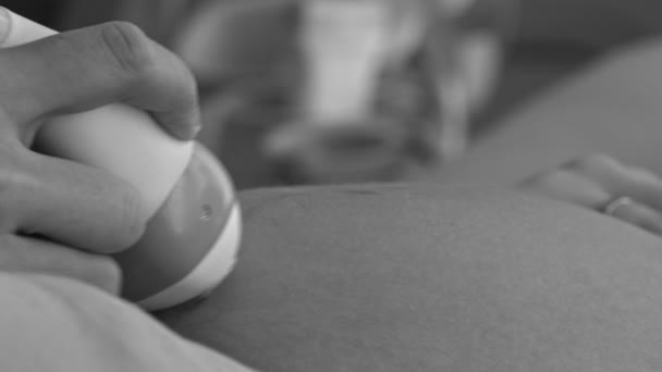 Mujer embarazada que se hace una ecografía en el consultorio del hospital
 - Metraje, vídeo
