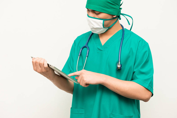 Asian Mężczyzna lekarza przy użyciu tabletu na białym tle - Zdjęcie, obraz