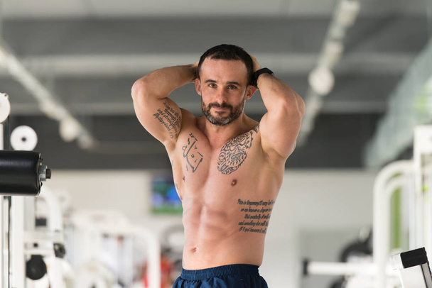 Serious Bodybuilder Standing In The Gym - Zdjęcie, obraz