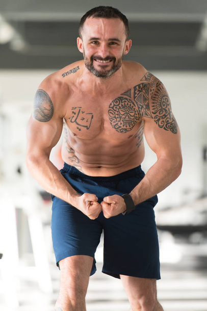 Man In Gym Showing His Well Trained Body - Фото, зображення