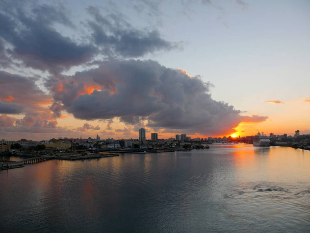 Západ slunce mraky nad přístavem Puerto Rico - Fotografie, Obrázek