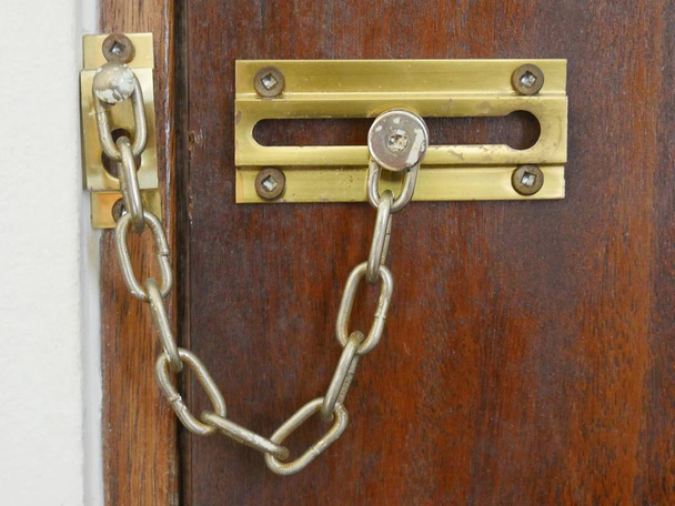 Vecchia serratura a catena di sicurezza sulla porta
 - Foto, immagini