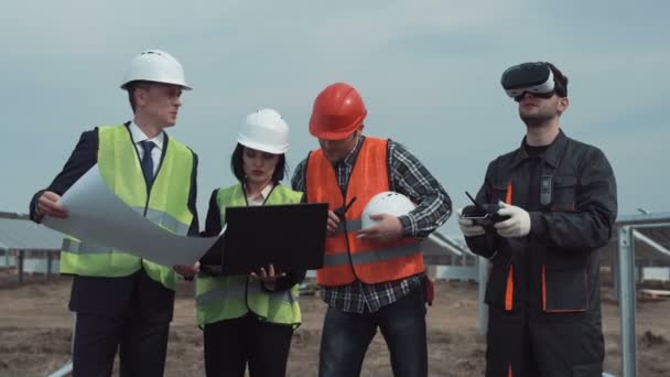 Kontrolling drone, a solar farm vita során az ember - Felvétel, videó
