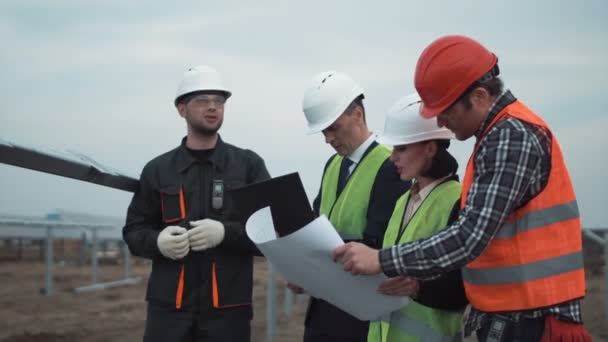 Gruppe von Ingenieuren oder Technikern auf einem Solarpark - Filmmaterial, Video