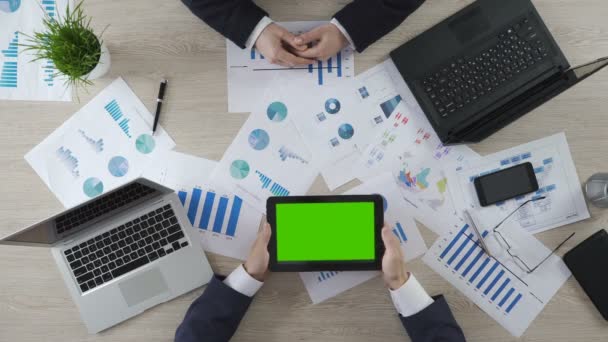 Tableta Man holding con pantalla verde, mostrando la presentación de la empresa al socio
 - Imágenes, Vídeo