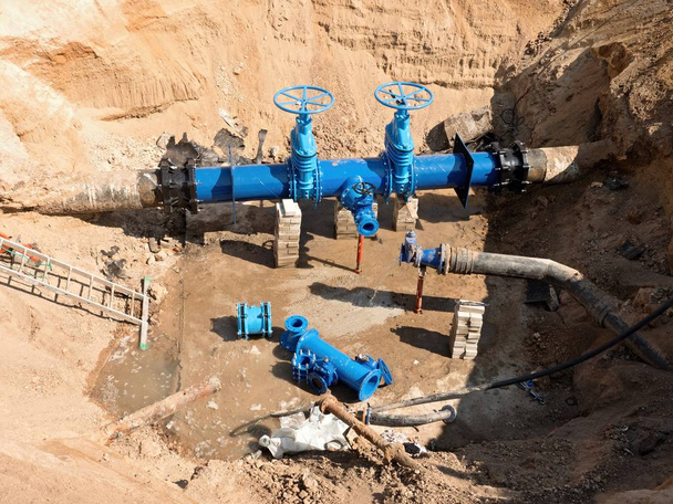 Reconstrução do principal gasoduto de abastecimento de água da cidade no subsolo
. - Foto, Imagem