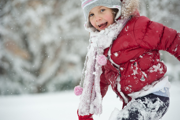 Young girl playing in the snow - Fotoğraf, Görsel