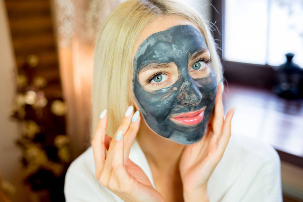 Girl put on face mask - Photo, image