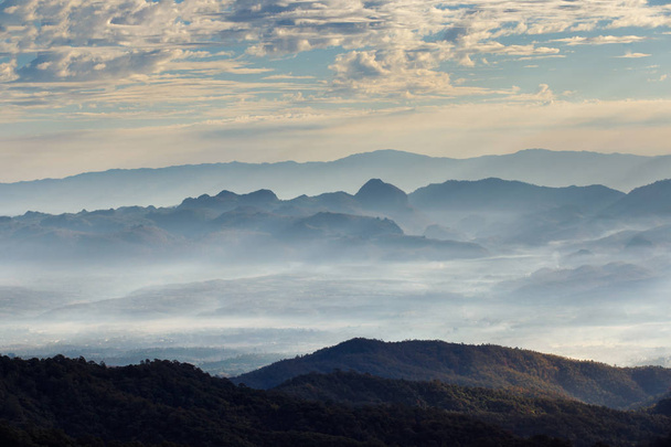 山と日の出時、土井ルアンチェンダオ、チェンマイ、タイで高山の風景に霧の層 - 写真・画像