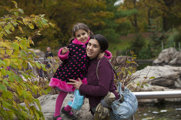 Beautiful mother and daughter enjoying in autumn park. - Foto, Imagem