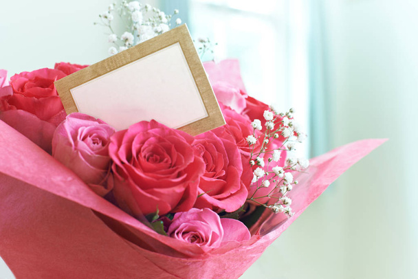 Blank Card In Bouquet Of Flowers - Foto, Bild