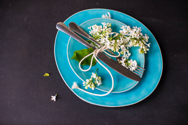 Ajuste de mesa de primavera con lila blanca
 - Foto, Imagen