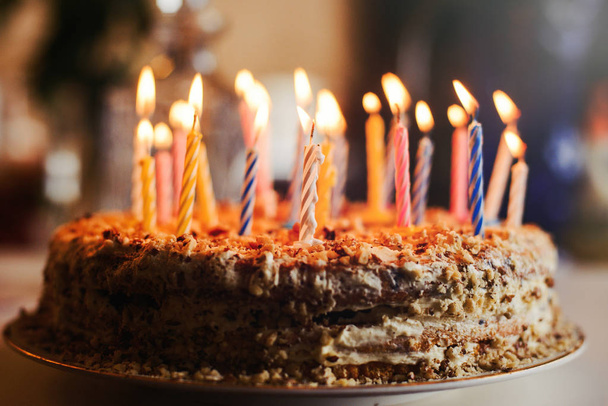 huisgemaakte cake met kaarsen - Foto, afbeelding