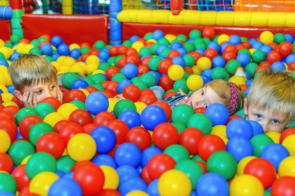  Cute kids in a sponge ball pool - Zdjęcie, obraz
