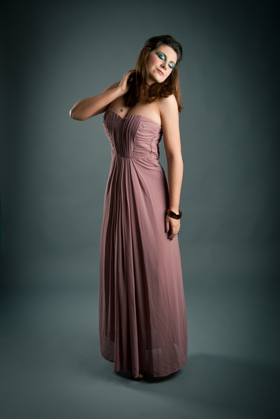 koyu arka plan pembe elbise ile güzel kız portresi - Fotoğraf, Görsel