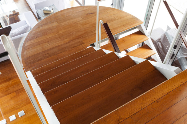 Πολυτελής μοντέρνα ξύλινη σκάλα στο σύγχρονο σπίτι. - Φωτογραφία, εικόνα