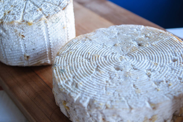 cheese at the dairy, cheese is ripen on wood racks - Foto, immagini