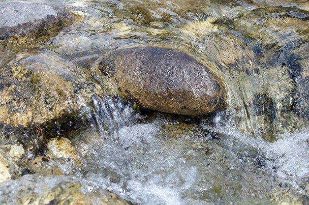 Malý kypící horské řeky s velkými kameny - Fotografie, Obrázek