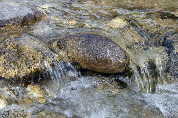 Маленькая кипящая горная река с большими камнями
 - Фото, изображение