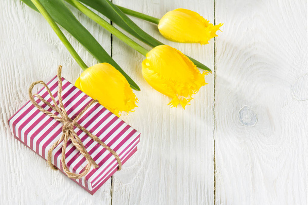 bouquet of tulips and gift box - Foto, afbeelding