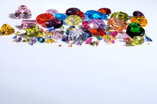 Цветные различные драгоценные камни с местом для текста на белом набережной
 - Фото, изображение