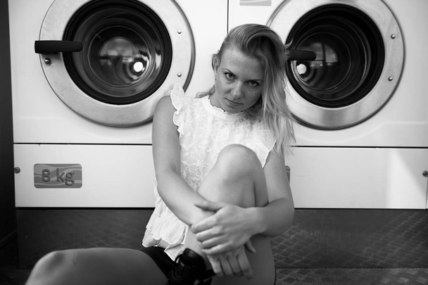 Ładna Blondynka Kobieta w pralni - Zdjęcie, obraz