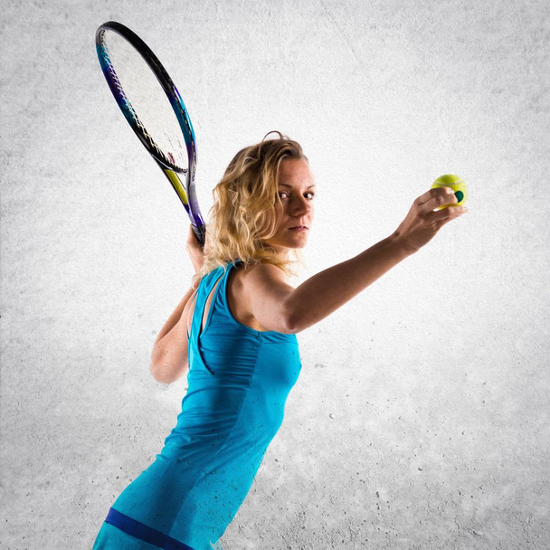 テニスを織り目加工の背景に金髪の女性 - 写真・画像