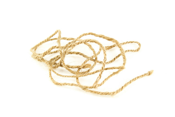 Cuerda de manila de fibra natural, aislada sobre fondo blanco
 - Foto, imagen