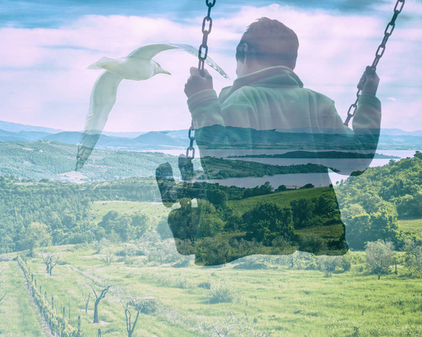Exposition multiple de l'enfant sur swing et paysage magnifique avec mouette volant
 - Photo, image