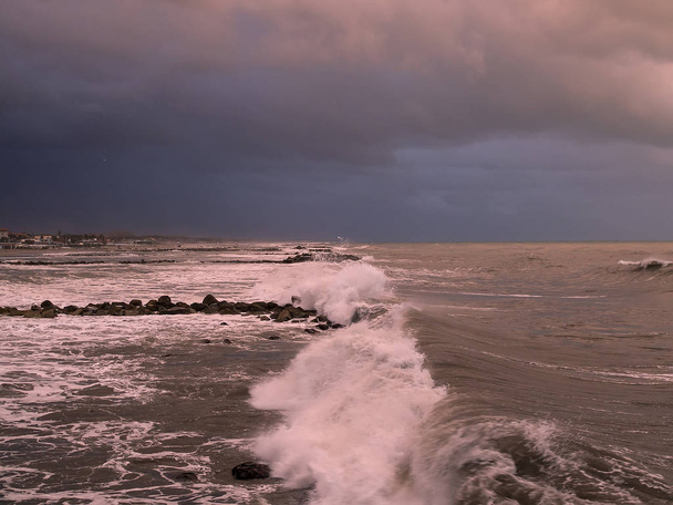 Myrskymeri ja aallot
 - Valokuva, kuva