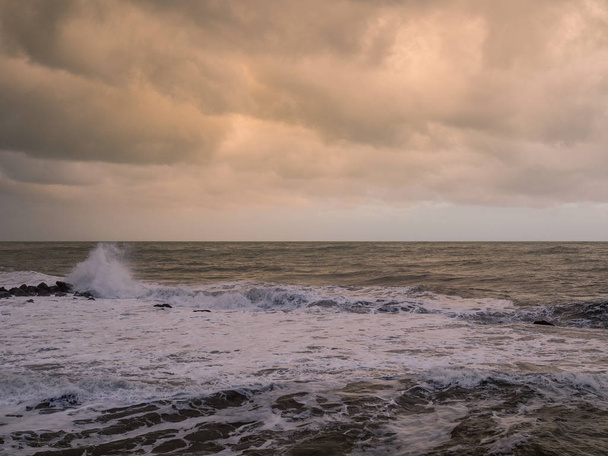 嵐の海と波 - 写真・画像